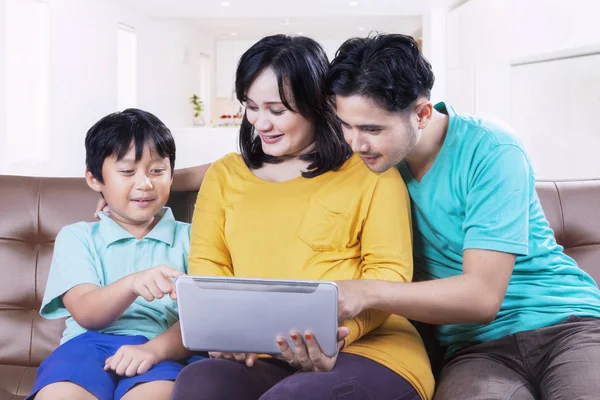 Γονείς και αγόρι επισημαίνοντας ψηφιακή δισκίο — Φωτογραφία Αρχείου