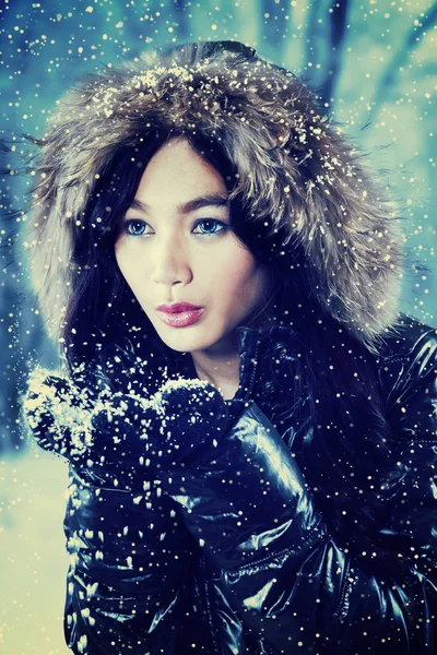 Lief meisje in bont jas spelen sneeuw — Stockfoto