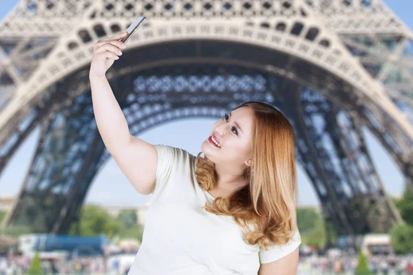 Mujer tomando foto selfie en la torre Eiffel — Foto de Stock