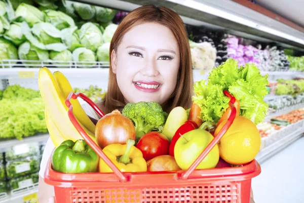 Femme aux légumes et fruits — Photo