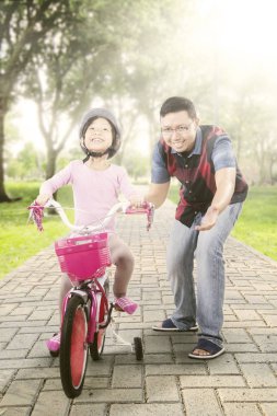 Asya baba ve kız bisiklet ile 