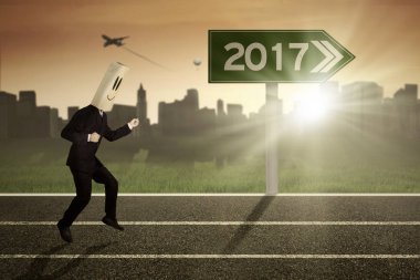 Karton yolda çalışan giyen işadamı