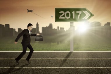 İşadamı ile evrak çantası ve sayı 2017