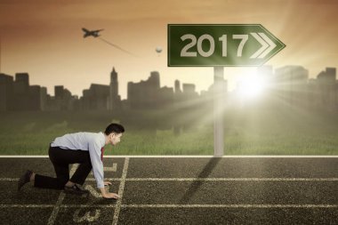 İş adamı yolda çalışmaya hazır