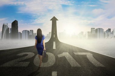 Numaraları 2017 ile yolda yürürken işkadını