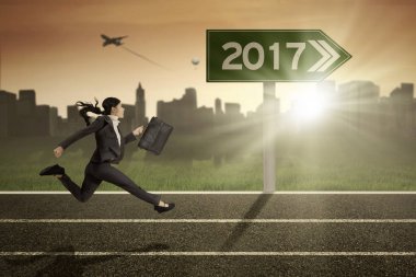 Evrak Çantası'nı ve yolda tabelasını işkadını