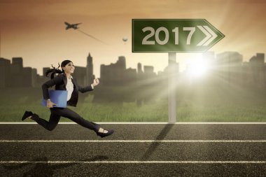 Belge ve yolda tabelasını işkadını