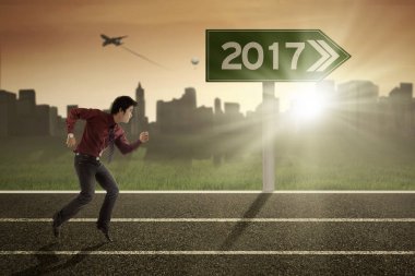 Girişimci erkek sprint tabelasını ile yolda