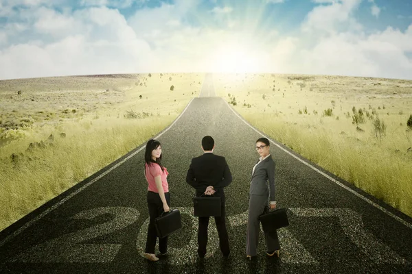Empresários em pé na estrada — Fotografia de Stock