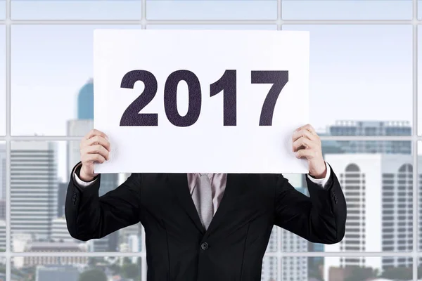 Empresario con tabla en el lugar de trabajo — Foto de Stock