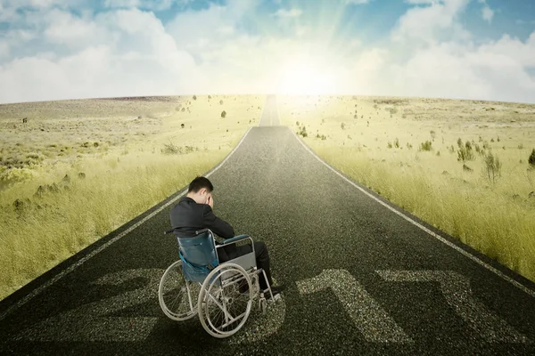 Empresario discapacitado con número 2017 en la carretera — Foto de Stock