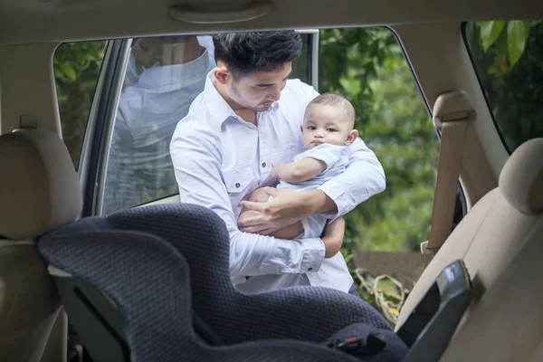 Pai e bebê com assento de carro — Fotografia de Stock