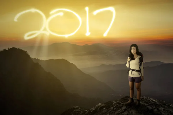Ženské turista na hory s čísly 2017 — Stock fotografie