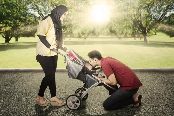 Genitori felici con bambino in carrozza — Foto Stock