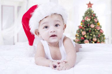 Noel ağacı yatak odasında olan küçük çocuk