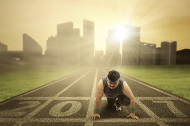 Numaraları 2017 açık havada aşırı kilolu adamla