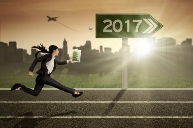 Yolda evrak taşıyan kadın 