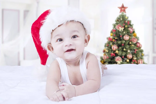 Pequeno bebê sorrindo no quarto — Fotografia de Stock