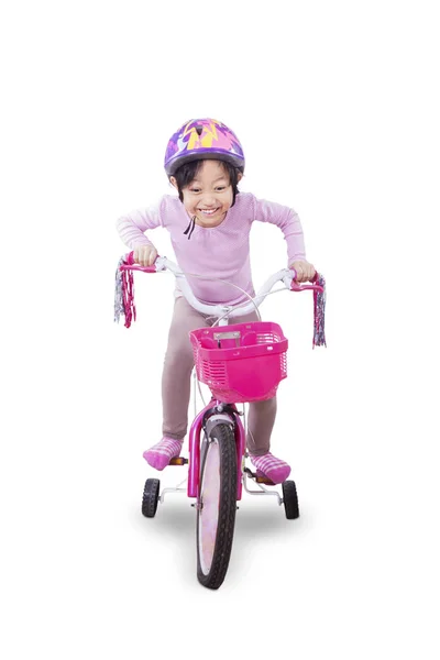 Menina pedalando bicicleta — Fotografia de Stock