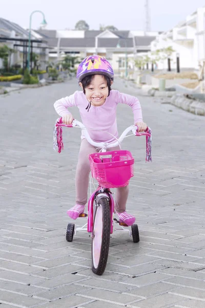 Маленька дівчинка їде на велосипеді — стокове фото