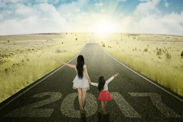 Madre e hija caminando por el camino — Foto de Stock