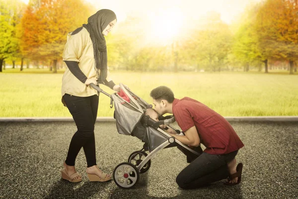 Родители с ребенком в осеннем парке — стоковое фото