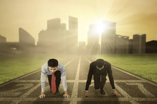 Two businessmen ready to compete — Stock Photo, Image