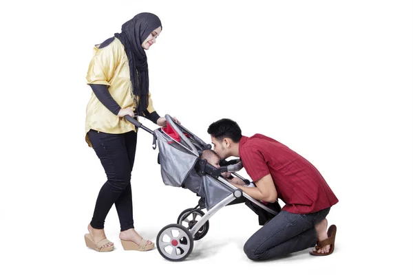 Jonge ouders en baby in de kinderwagen — Stockfoto