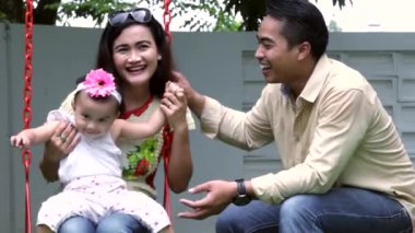 Neşeli aile Swing oynamaya