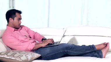 Laptop ve düşünme fikir adam kullanır