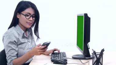 Bilgisayar ve cep telefonundan konuşuyor ile kadın çalışıyor