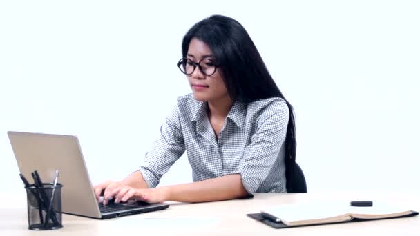 Тривожна бізнес-леді, що працює з ноутбуком — стокове відео