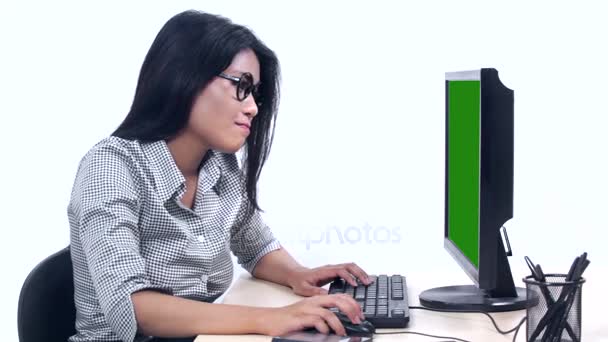 Mulher entediada trabalhando no computador — Vídeo de Stock