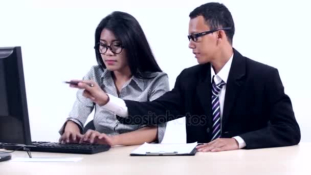 Empresario explicando trabajos a su pareja — Vídeo de stock