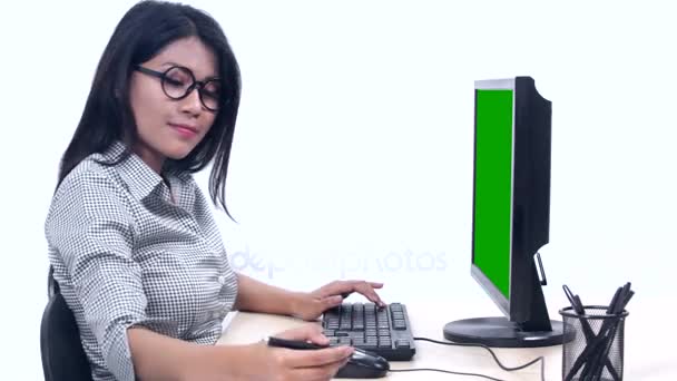 Zakenvrouw typen op toetsenbord — Stockvideo