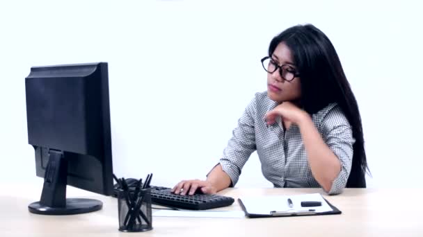 Ленивая деловая женщина, работающая за компьютером — стоковое видео