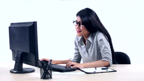 Успешная предпринимательница, работающая за компьютером — стоковое видео