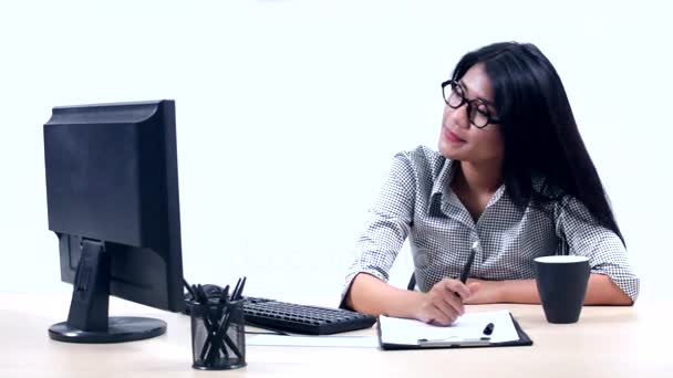 Vrouw die op de computer en drinken koffie werkt — Stockvideo