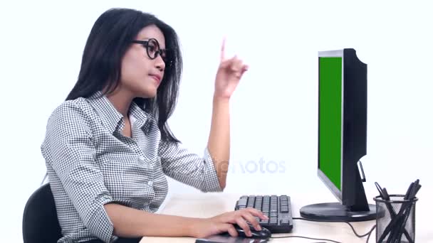 Mulher trabalhando com computador e pensa ideia — Vídeo de Stock