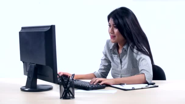 Trabajador escribe en el portapapeles y utiliza la computadora — Vídeo de stock