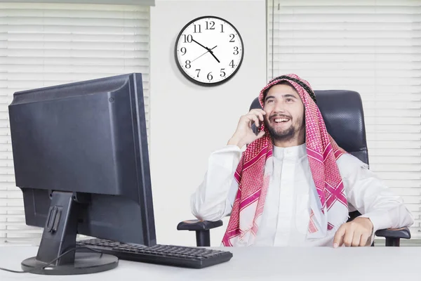 Arabe homme sourit avec smartphone — Photo