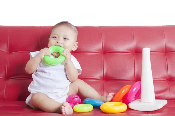 Baby speelt met speelgoed van de piramide — Stockfoto