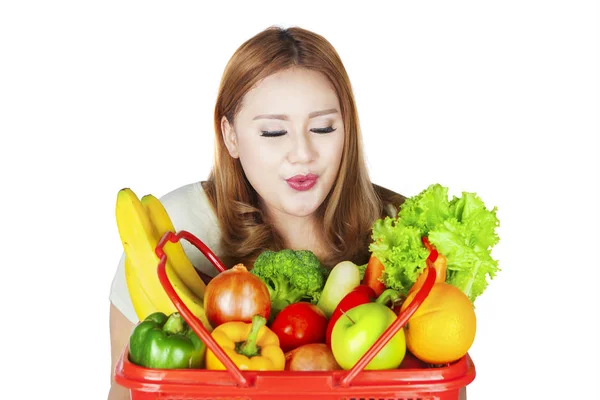 Красива жінка тримає овочі — стокове фото