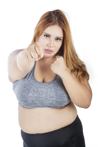 Frau mit blonden Haaren schlägt im Studio zu — Stockfoto