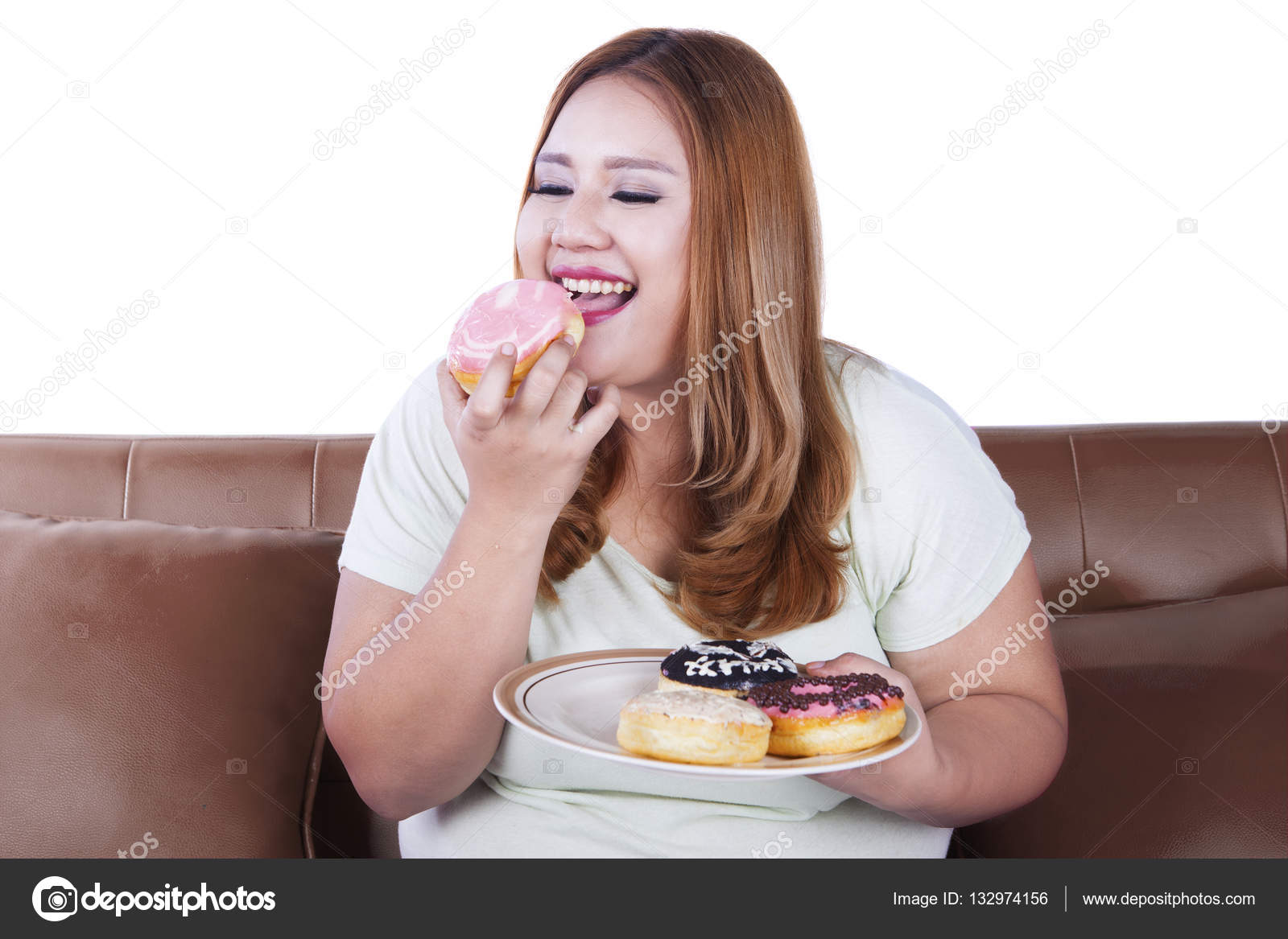 Человек вкушающий. Девушка с пирожным. Человек ест сладкое. Девушка ест пончик. Толстуха с пончиком.