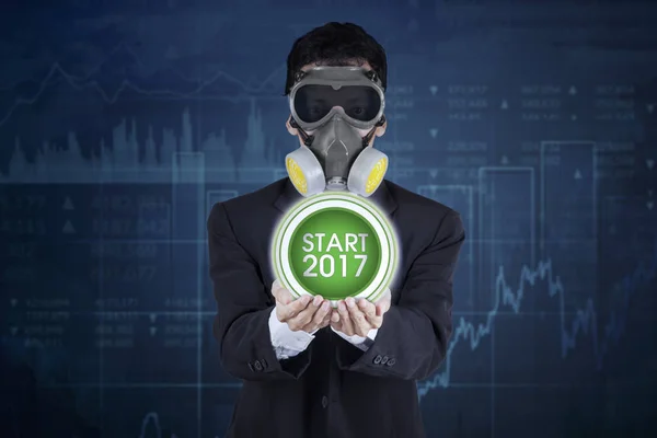 Affärsman med gasmask och virtuell knapp — Stockfoto