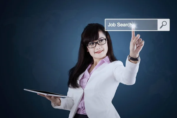Bizneswoman z tabletu i pracy przycisk Szukaj — Zdjęcie stockowe