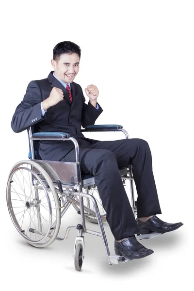 Hombre de negocios discapacitado expresando su éxito en el estudio — Foto de Stock