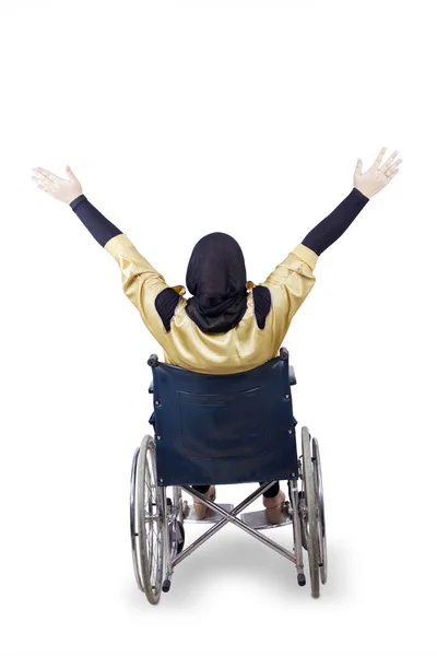 Женщина-инвалид поднимает руку на студию — стоковое фото