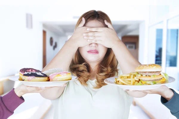 Donna grassa chiuso gli occhi per il cibo spazzatura — Foto Stock